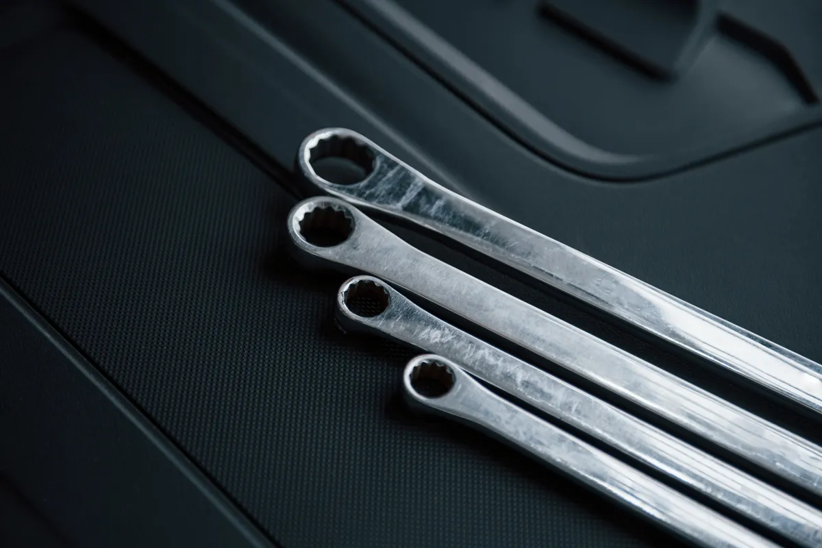 Mecánico trabajando en Talleres Charlie